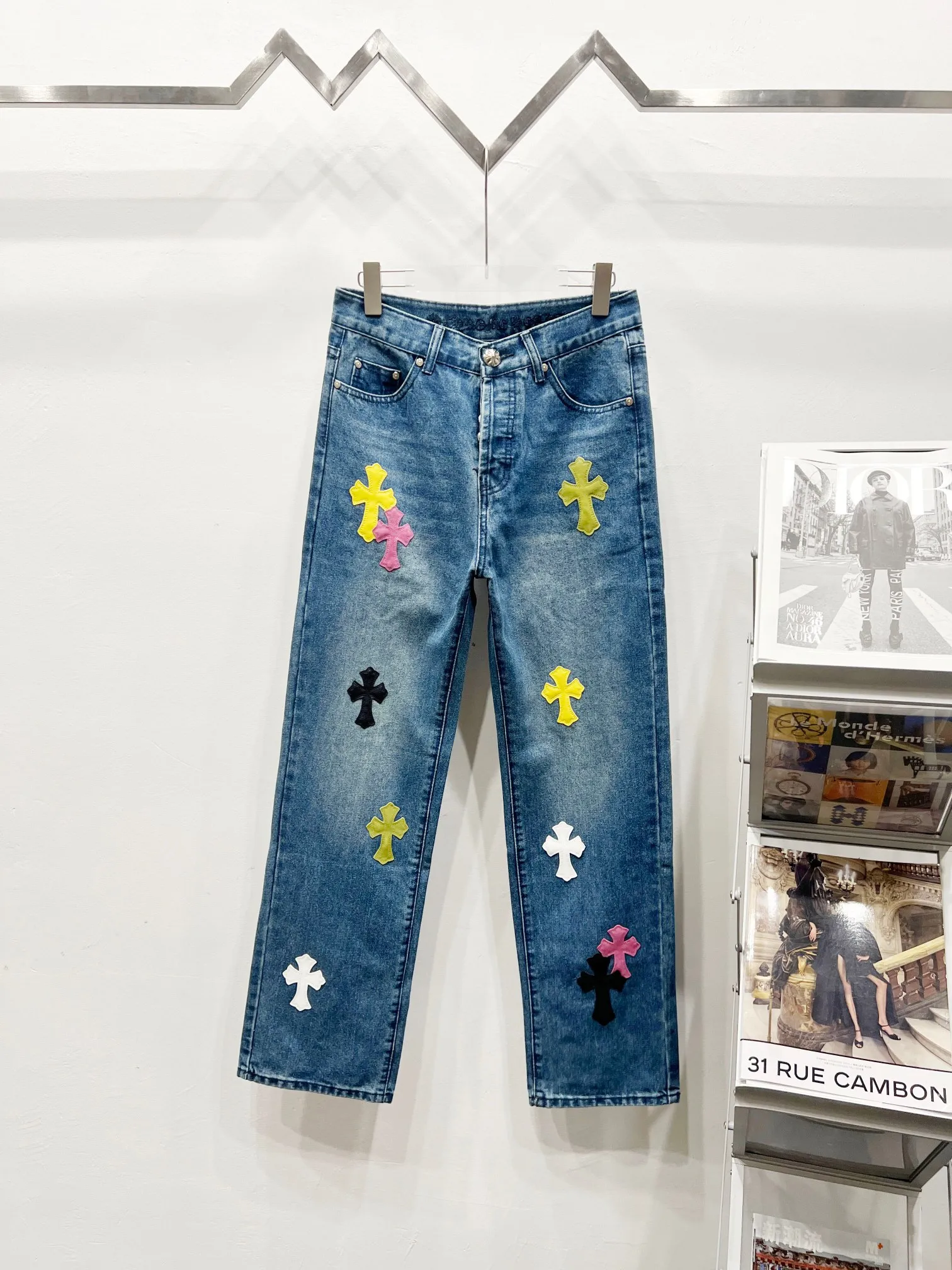 P250 Style Number: (c040) Chrome Hearts & Chrome Hearts 25ss Color Cross Patch Leather Jeans Chrome Hearts’ logging pants are here! ! ! CH Croix Heart Double Knee Cross Patch Leather Bo1 Style Logging Pants Straight-leg Work Pants B136 Croix Heart Cross Sanskrit Overalls Price 24W Level, patchwork cross pattern embellishment, high-waisted washed jeans! ! Absolutely high-end luxury products, 1.9W level god-level single products, super popular products, made by top heavy industry, not to be missed. About Zangyin, this is an extremely luxurious fashion brand, which can also be called the nobles of the high street. It has always been an exclusive brand of some hipsters or rich second generation. Compared with ordinary high streets, it is more luxurious and noble. Compared with luxury brands, it has a more fashionable personality and has always been a brand that I have a special liking for. Imported yarn is custom-woven into high-density twill canvas, which ensures a crisp silhouette while also making the fabric feel very delicate. It follows the B01 classic silhouette and has a crisp and stylish upper body. The ready-made garments are stone-ground and fermented and can be matched with any style. Buttons and zinc-drawn washables are genuine YKK retro metal products. Double-layered canvas on the front. Perfect details. All hardware is perfect. Size: 28-30-32-34-36 Color: Blue